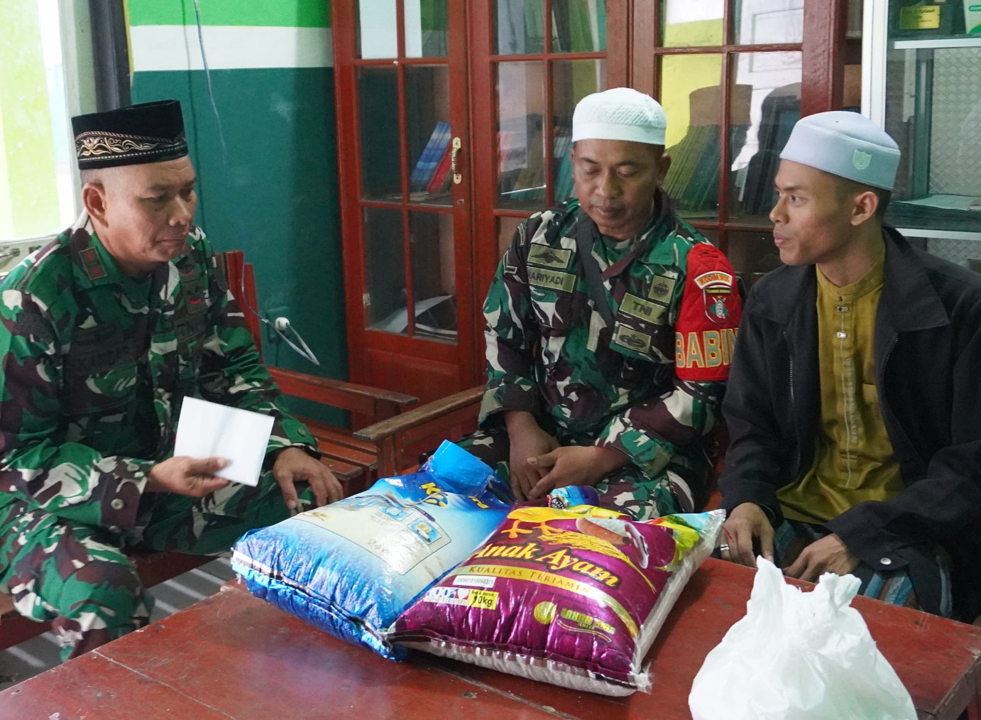 Panitia Badan Amil Zakat Fitrah Mushola Baitur rohmah Kodim 1015/Sampit Membagikan Zakat Fitrah Ke Warga