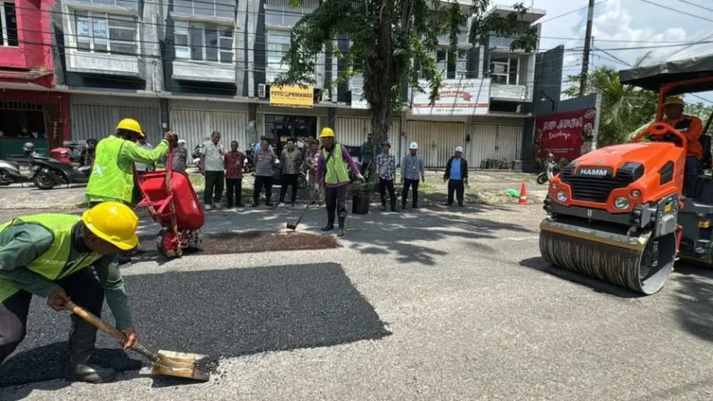 Perbaikan Jalan Siang-Malam, 16 dari 25 Titik Sudah Dikerjakan, Pemkab Sidoarjo Kebut Pekerjaan Menjelang Lebaran.