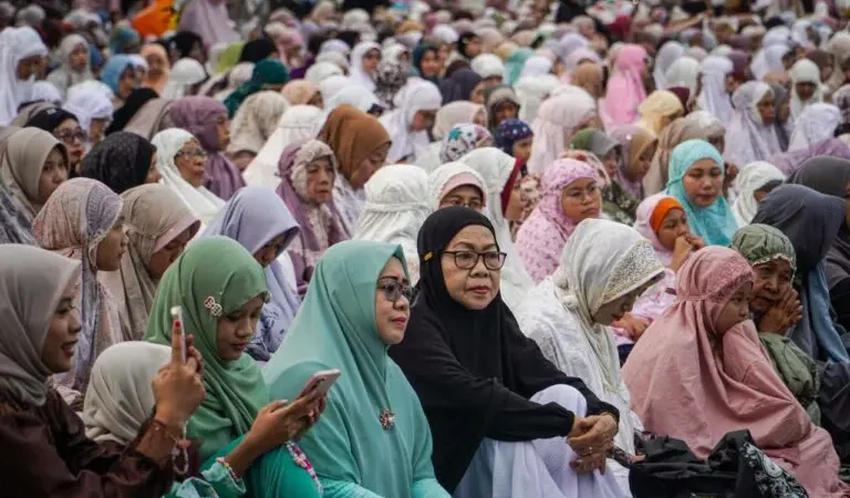 Salat Idulfitri 1447 Hijriah, Ribuan Warga Muhammadiyah Padati Jalan Pahlawan Surabaya