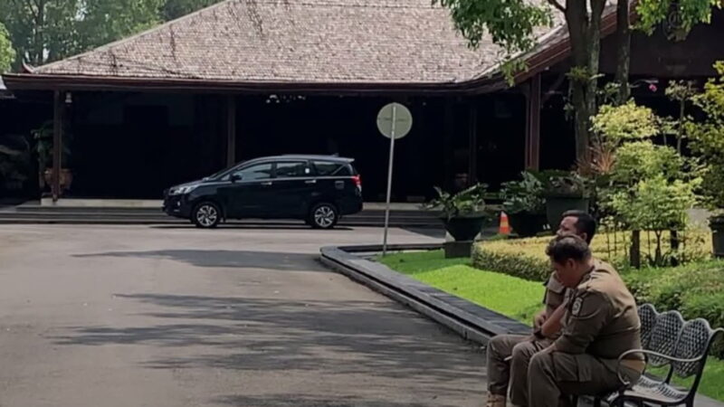 KPK KEMBALI LAKUKAN PENGGELEDAHAN  KASUS KORUPSI BUPATI, TIGA MOBIL MASUK DI PENDOPO KABUPATEN