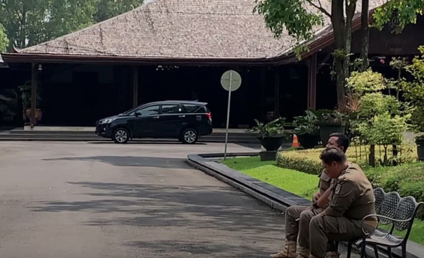 KPK KEMBALI LAKUKAN PENGGELEDAHAN  KASUS KORUPSI BUPATI, TIGA MOBIL MASUK DI PENDOPO KABUPATEN