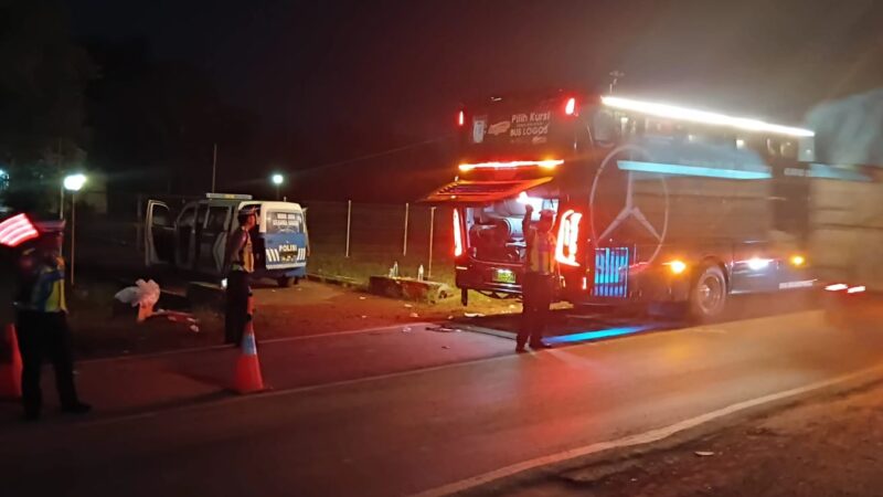 Polres Kotim Lakukan Pelayanan Masyarakat dan Rekayasa Lalu Lintas, Atasi Tumpahan Minyak CPO di Jalan