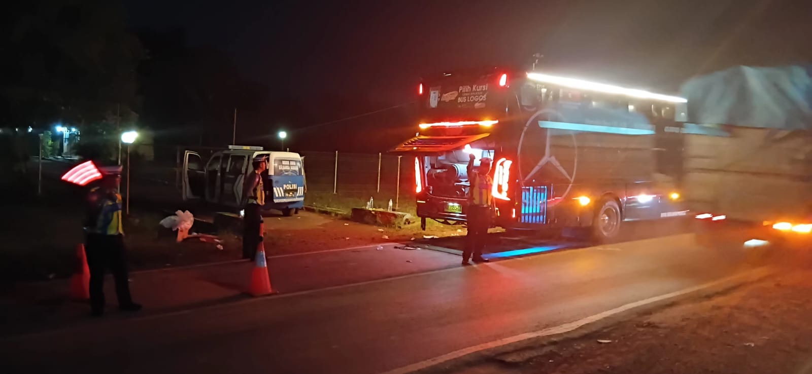 Polres Kotim Lakukan Pelayanan Masyarakat dan Rekayasa Lalu Lintas, Atasi Tumpahan Minyak CPO di Jalan