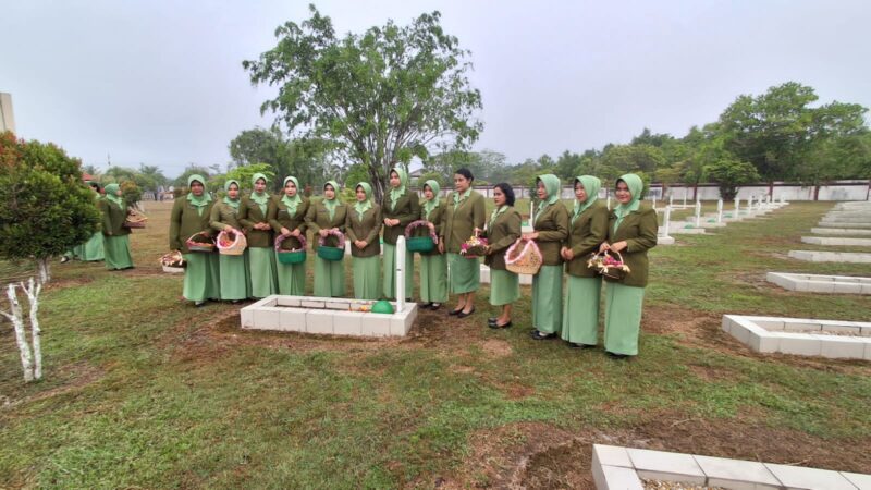 Peringati HUT Persit, Ketua Persit KCK Cab XII Kodim 1015/Sampit Hadiri Ziarah di TMP