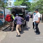 Aksi Cepat Tanggap Di Lakukan Fahmi Alkadri SH, Kasi Ekbang Kelurahan Angke Untuk Merujuk Warga Yang Sakit