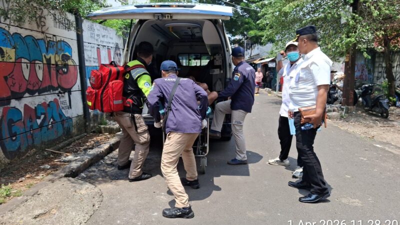 Aksi Cepat Tanggap Di Lakukan Fahmi Alkadri SH, Kasi Ekbang Kelurahan Angke Untuk Merujuk Warga Yang Sakit