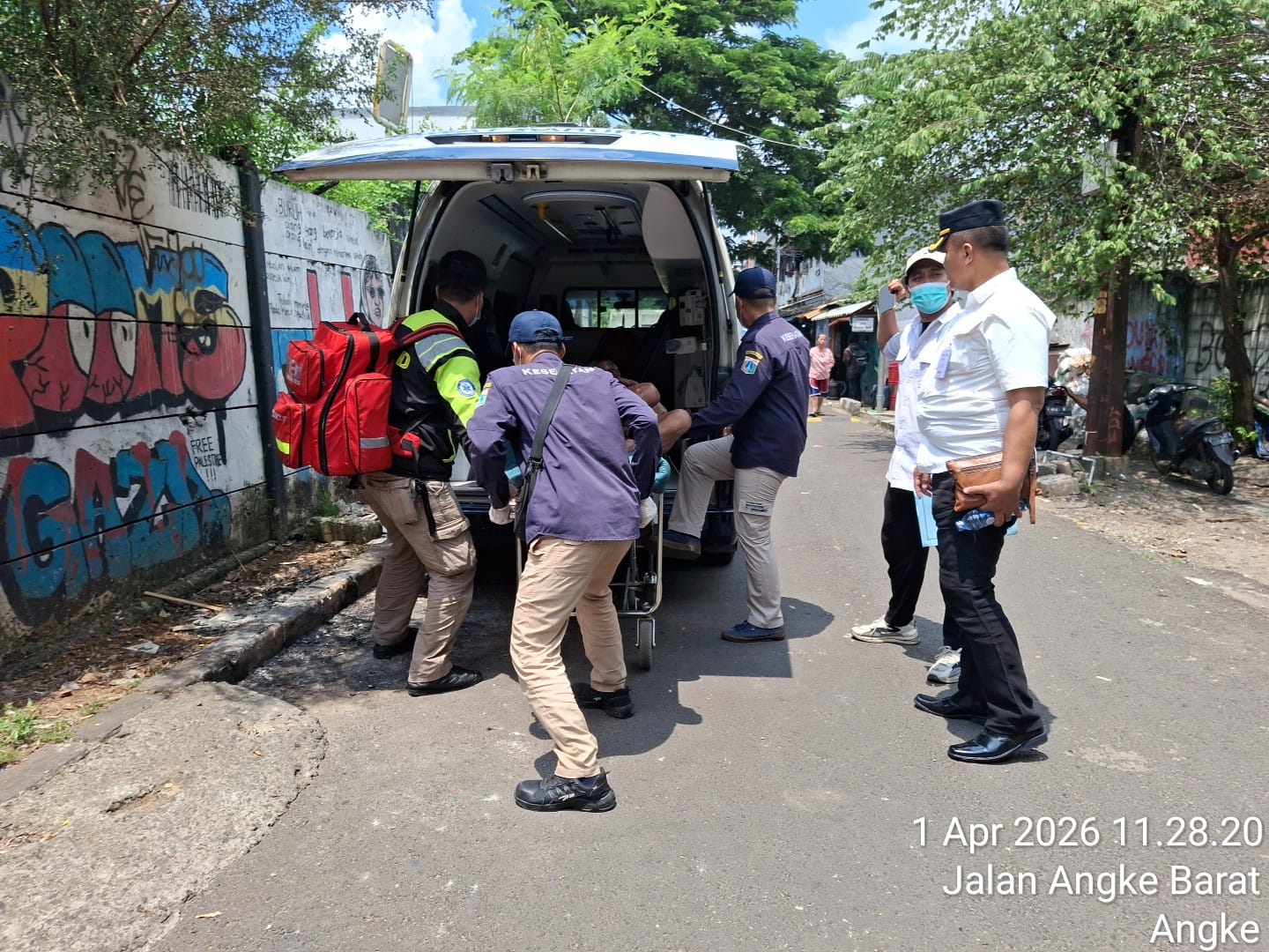 Aksi Cepat Tanggap Di Lakukan Fahmi Alkadri SH, Kasi Ekbang Kelurahan Angke Untuk Merujuk Warga Yang Sakit