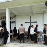 PERSONIL POLSEK KUMAI MELAKSANAKAN PENGAMANAN IBADAH JUMAT AGUNG JELANG PERAYAAN HARI RAYA PASKAH