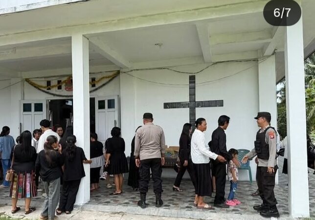 PERSONIL POLSEK KUMAI MELAKSANAKAN PENGAMANAN IBADAH JUMAT AGUNG JELANG PERAYAAN HARI RAYA PASKAH