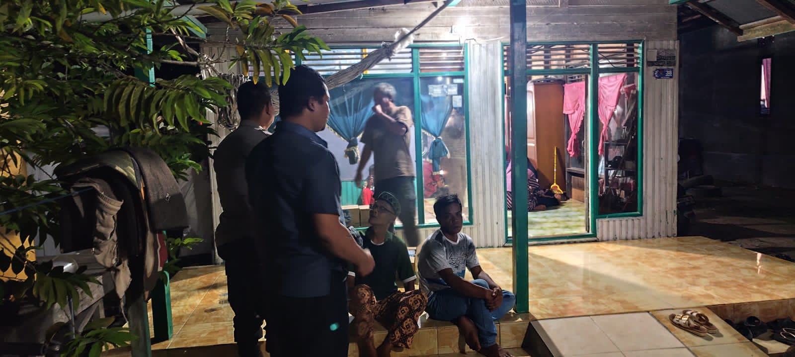 Seorang Ibu Rumah Tangga Ditemukan Bunuh Diri Dikamar Mandi.