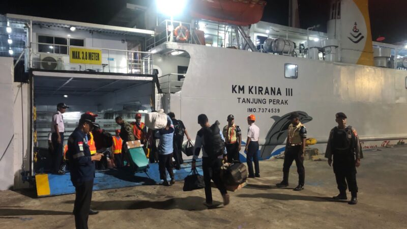 POLSEK KPM LAKSANAKAN PENGAWASAN DAN PENGENDALIAN PERJALANAN ORANG DI PELABUHAN PELINDO III SAMPIT.