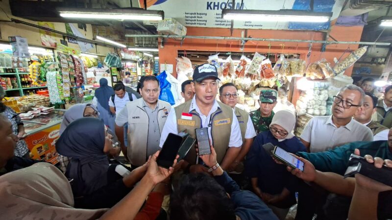 Dirut BULOG Mengecek Stabilisasi Harga Pangan di Pasar Wonokromo Surabaya Dalam Rangka Memastikan Harga Pangan Stabil