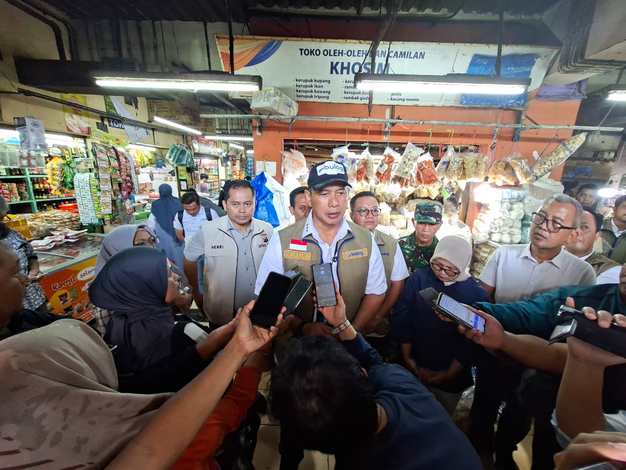 Dirut BULOG Mengecek Stabilisasi Harga Pangan di Pasar Wonokromo Surabaya Dalam Rangka Memastikan Harga Pangan Stabil