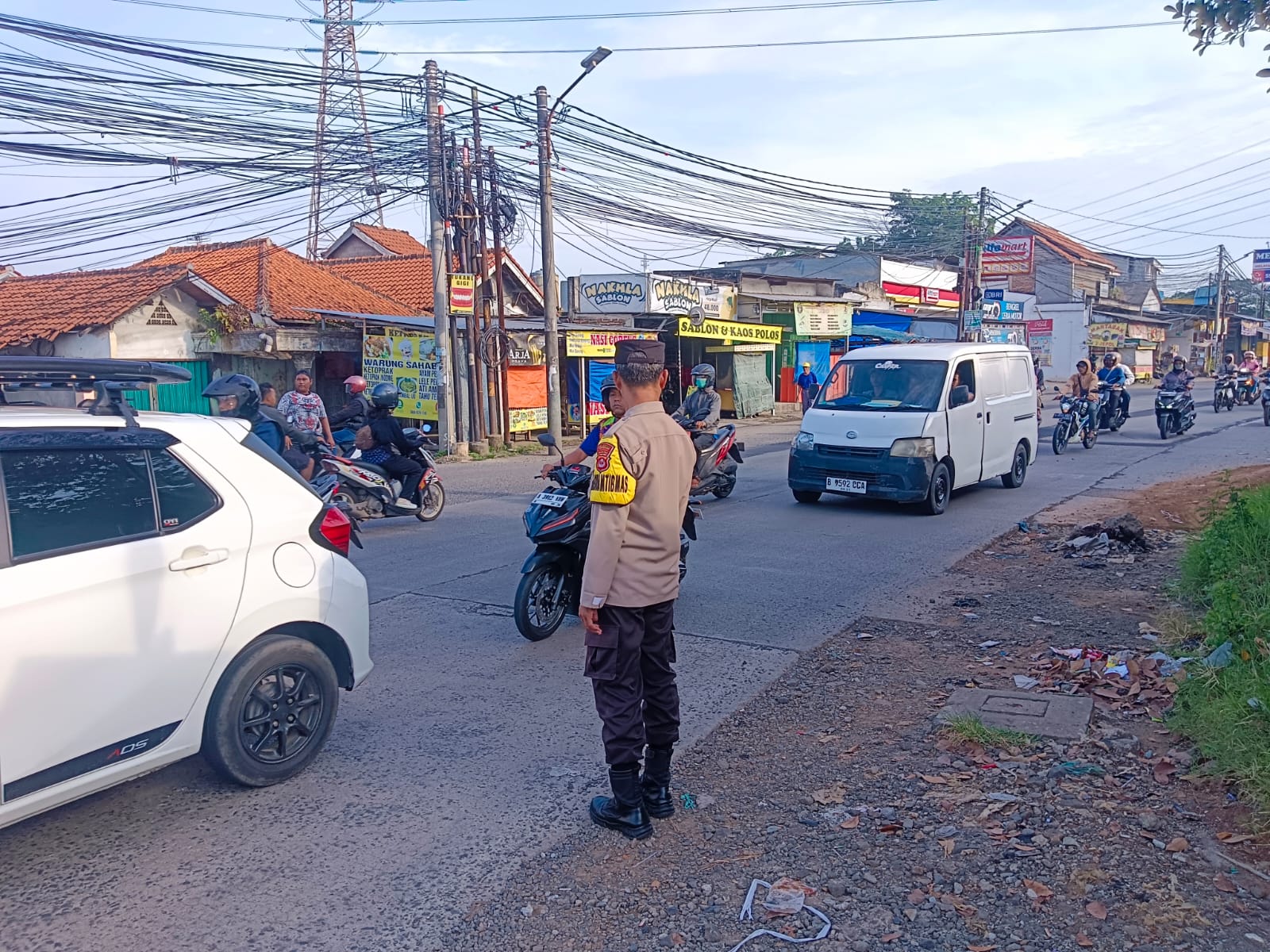 Polsek Pasar Kemis Laksanakan Pengaturan Lalu Lintas Pagi, Wujudkan Kamseltibcar di Jam Sibuk