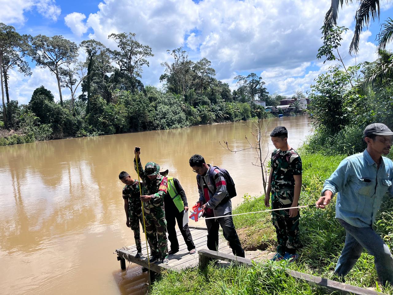 Guna Mempercepat Pembagunan Jembatan Garuda, Personil Kodim 1015/Sampit Bersama Konsultan Laksanakan Pengukuran.