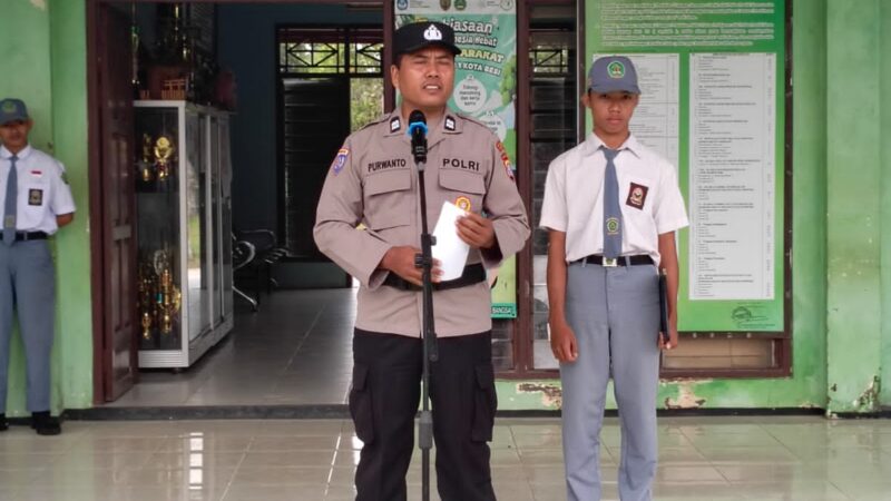 Sat Binmas Polres Kotim Jadi Pembina Upacara Bendera di SMAN 1 Kotabesi.