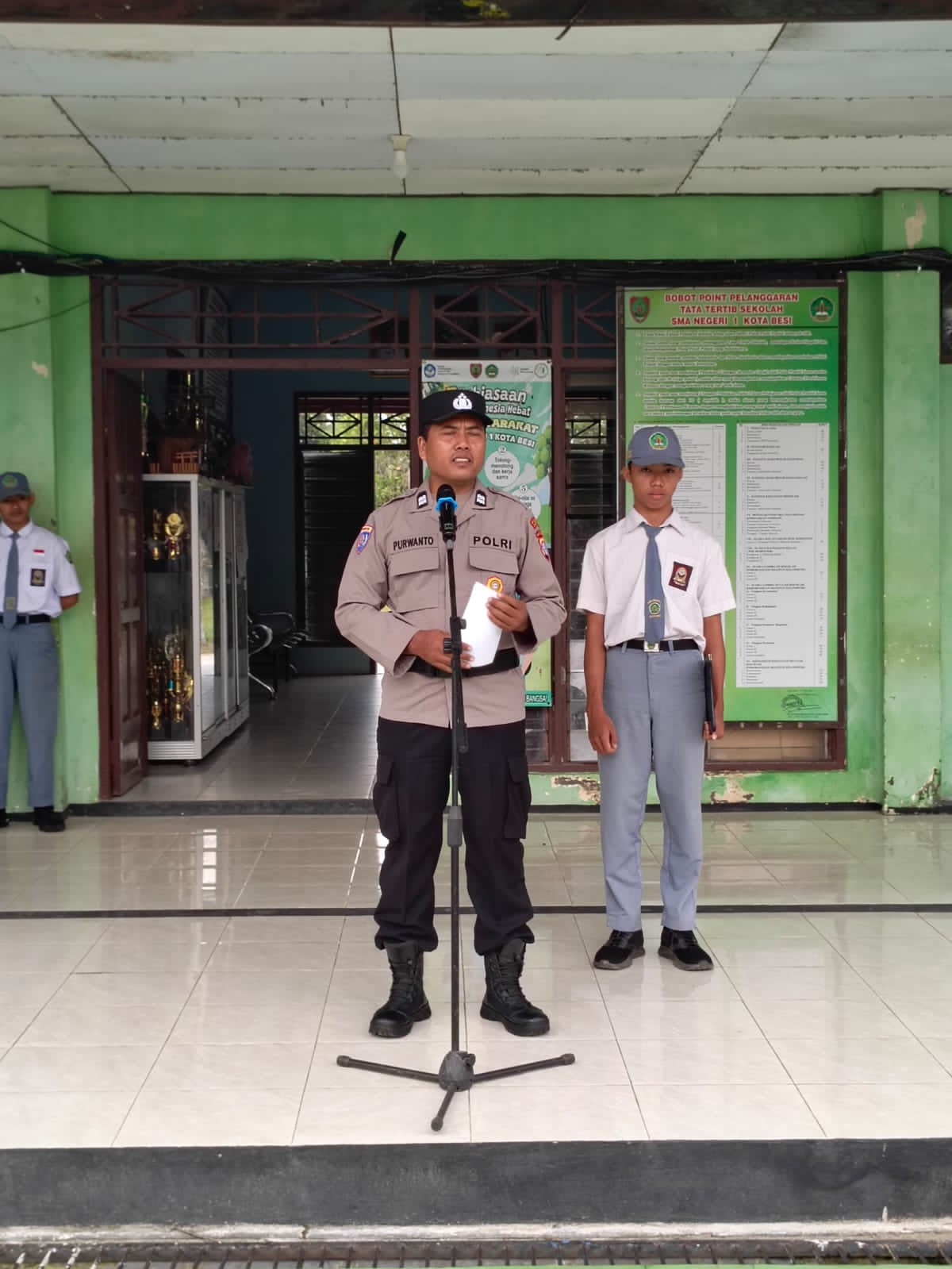 Sat Binmas Polres Kotim Jadi Pembina Upacara Bendera di SMAN 1 Kotabesi.