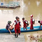 Jembatan Garuda Masih Tahap Pembagunan, Babinsa Koramil 1015-07/Parenggean Bantu Antar Jemput Anak Sekolah Mengunakan Perahu