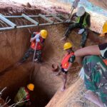 Personel Kodim 1015/Sampit Kebut Penggalian Lubang Cakar Ayam Jembatan Garuda