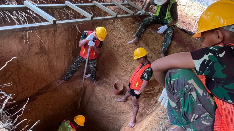 Personel Kodim 1015/Sampit Kebut Penggalian Lubang Cakar Ayam Jembatan Garuda
