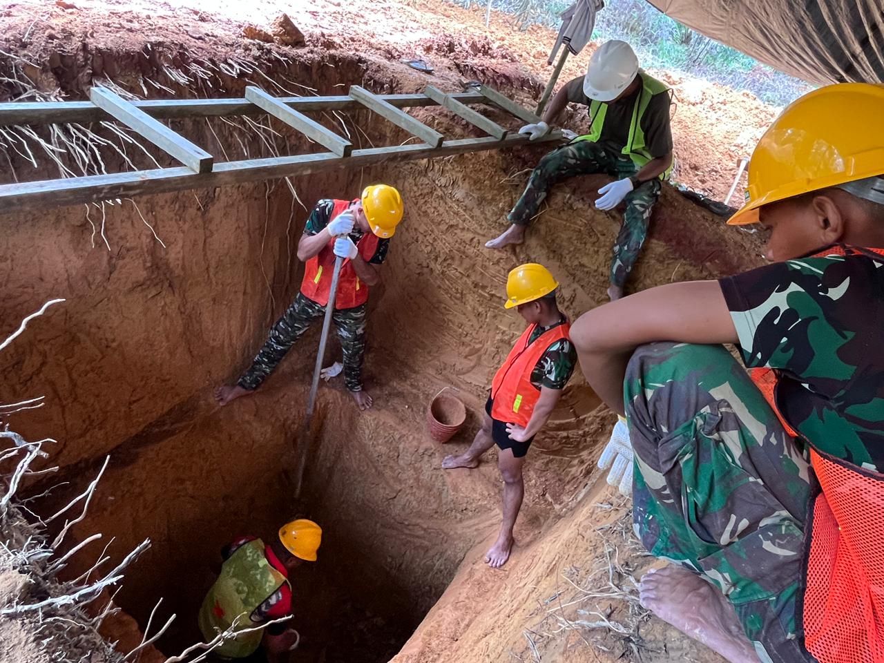 Personel Kodim 1015/Sampit Kebut Penggalian Lubang Cakar Ayam Jembatan Garuda