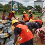 Para Personel Gabungan Kebut Pengerjaan Jembatan Perintis Garuda