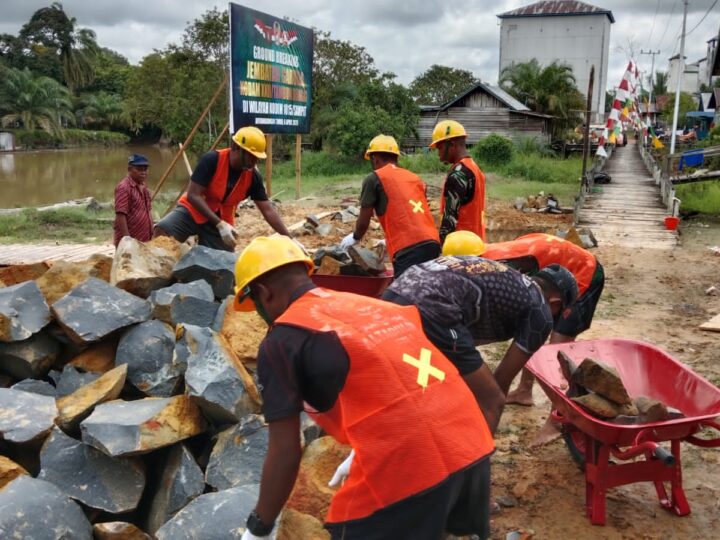 Para Personel Gabungan Kebut Pengerjaan Jembatan Perintis Garuda