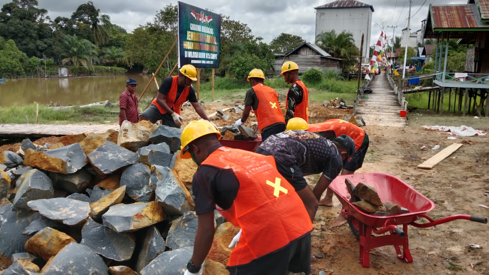 Para Personel Gabungan Kebut Pengerjaan Jembatan Perintis Garuda