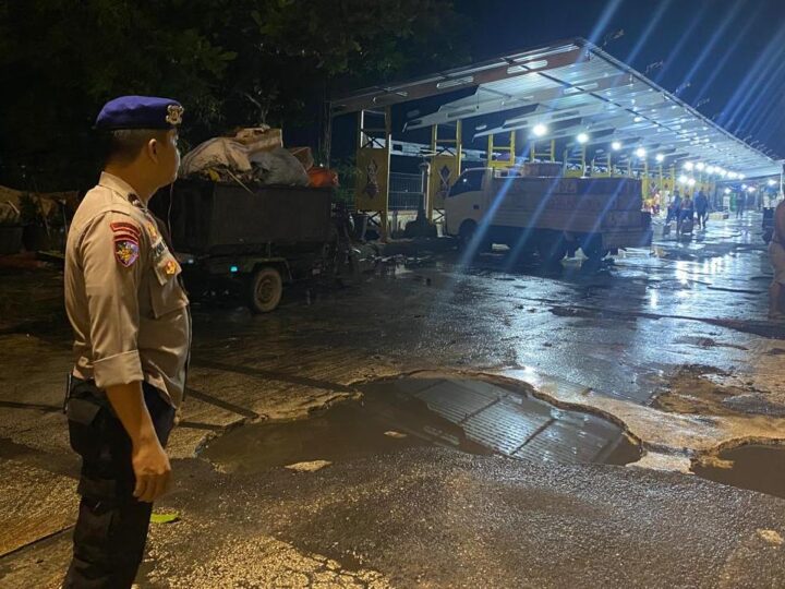 Susuri Dermaga hingga Pasar PPM, Satpolairud Polres Kotim Gencarkan Patroli Rawan Malam Cegah Kejahatan dan Premanisme