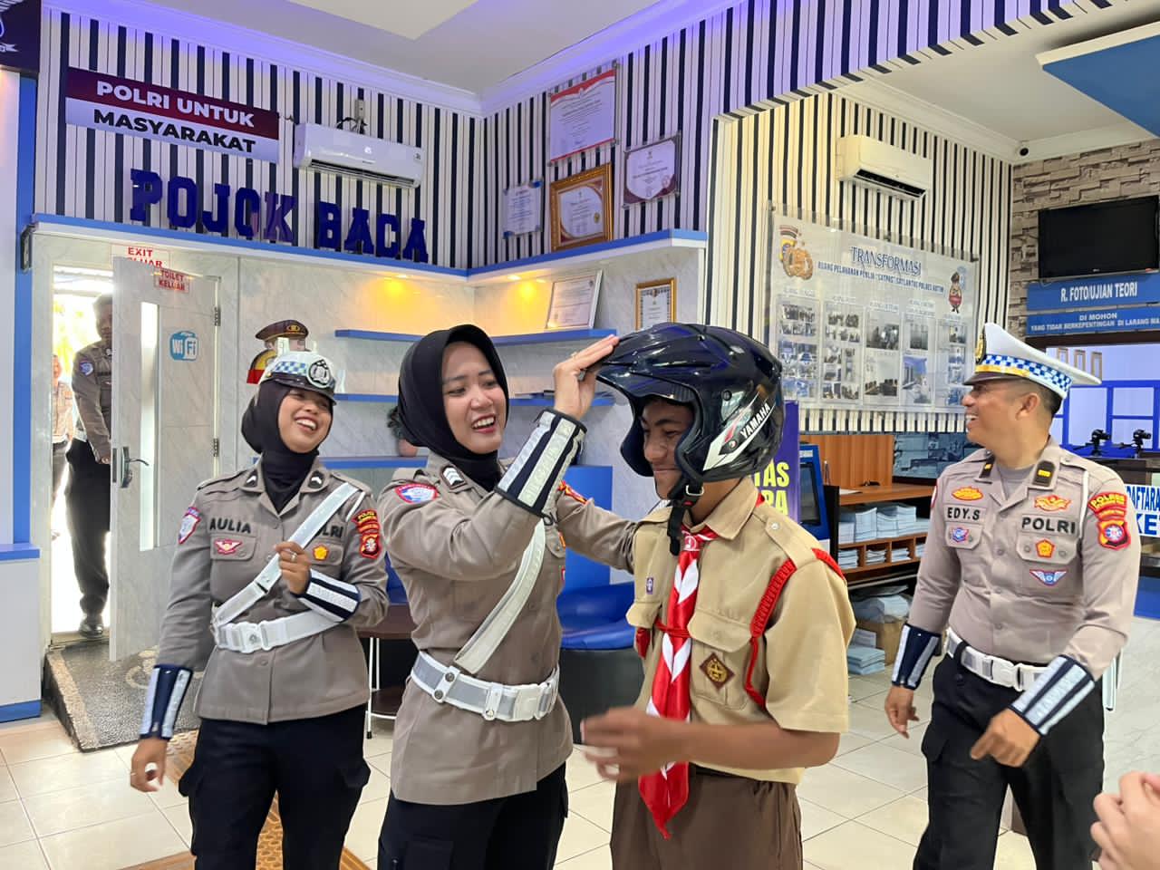 Edukasi Sejak Dini, Satlantas Polres Kotim Sambut Kunjungan “Outing Class” SMP Idrisia Sampit