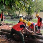 Para Personel Rangkai Besi Cor Pembangunan Jembatan Garuda