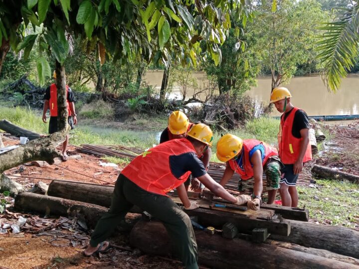 Para Personel Rangkai Besi Cor Pembangunan Jembatan Garuda
