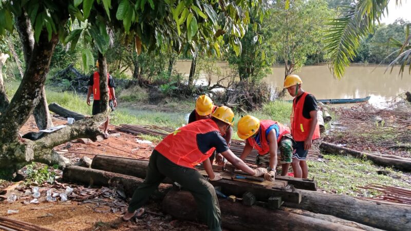 Para Personel Rangkai Besi Cor Pembangunan Jembatan Garuda