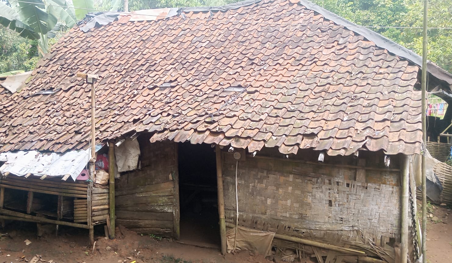 Miris …!!! Tak Kunjung Dapat Bantuan Rumah Tidak Layak Huni di Sukaluyu Kabupaten Bogor Terancam Ambruk