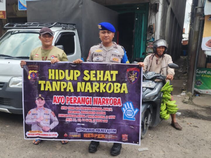 Satpolairud Polres Kotim Sosialisasikan Bahaya Narkoba hingga Larangan Karhutla ke Warga Bantaran Sungai