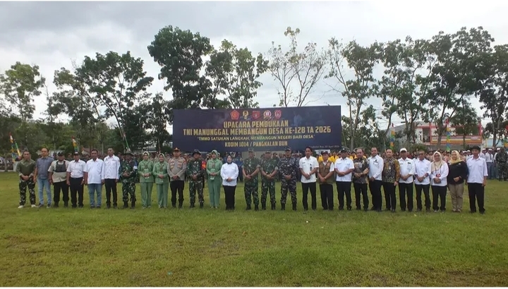 UPACARA PEMBUKAAN TMMD BERLANGSUNG KHIDMAT DENGAN BUPATI KOTAWARINGIN BARAT Hj.NURHIDAYAH ,SH.MH.