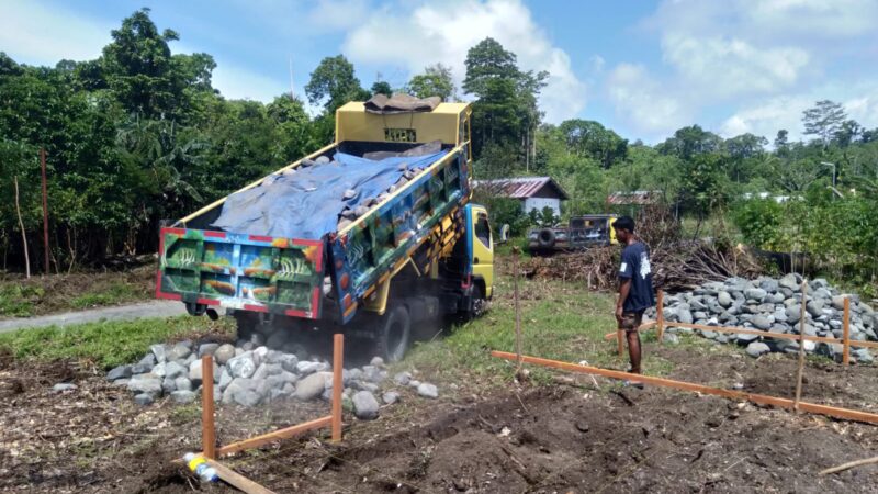 Kejar Target Fisik, Satgas TMMD Ke-128 Kodim 1801/Manokwari Mobilisasi Material ke Kampung Tanah Rubuh