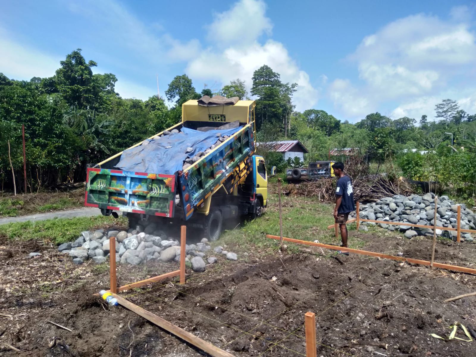 Kejar Target Fisik, Satgas TMMD Ke-128 Kodim 1801/Manokwari Mobilisasi Material ke Kampung Tanah Rubuh