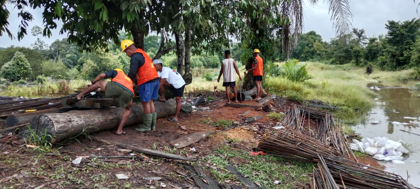 Pemotongan dan Perakitan Besi Jembatan Garuda Terus Dikejar.