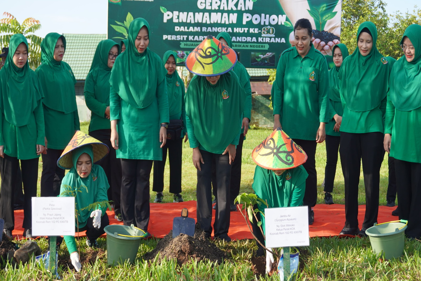 Sambut HUT Persit Ke 80,Persit KCK Korcab Rem 102/Pjg Bersama Persit KCK Cab XLI Gelar Penanaman Pohon