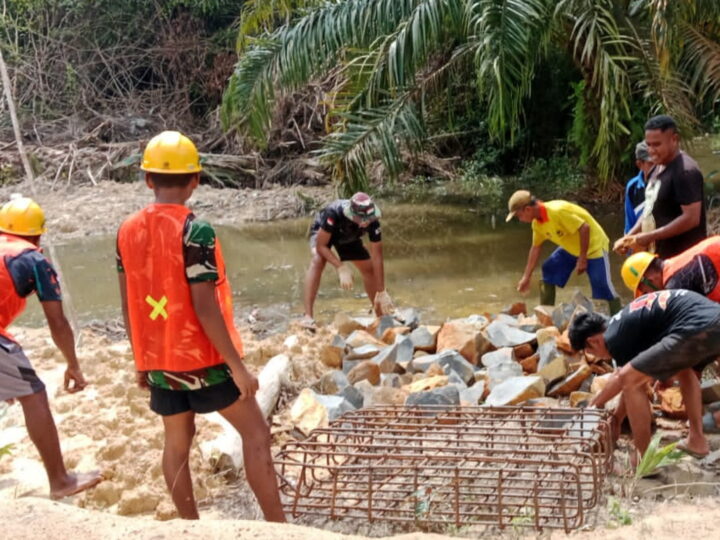 Personel Gabungan Percepat Distribusi Material ke Titik Pancang Jembatan Garuda