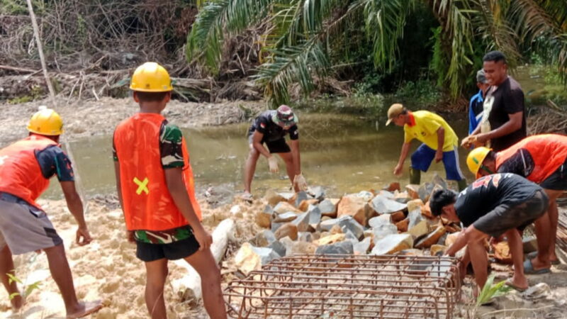 Personel Gabungan Percepat Distribusi Material ke Titik Pancang Jembatan Garuda
