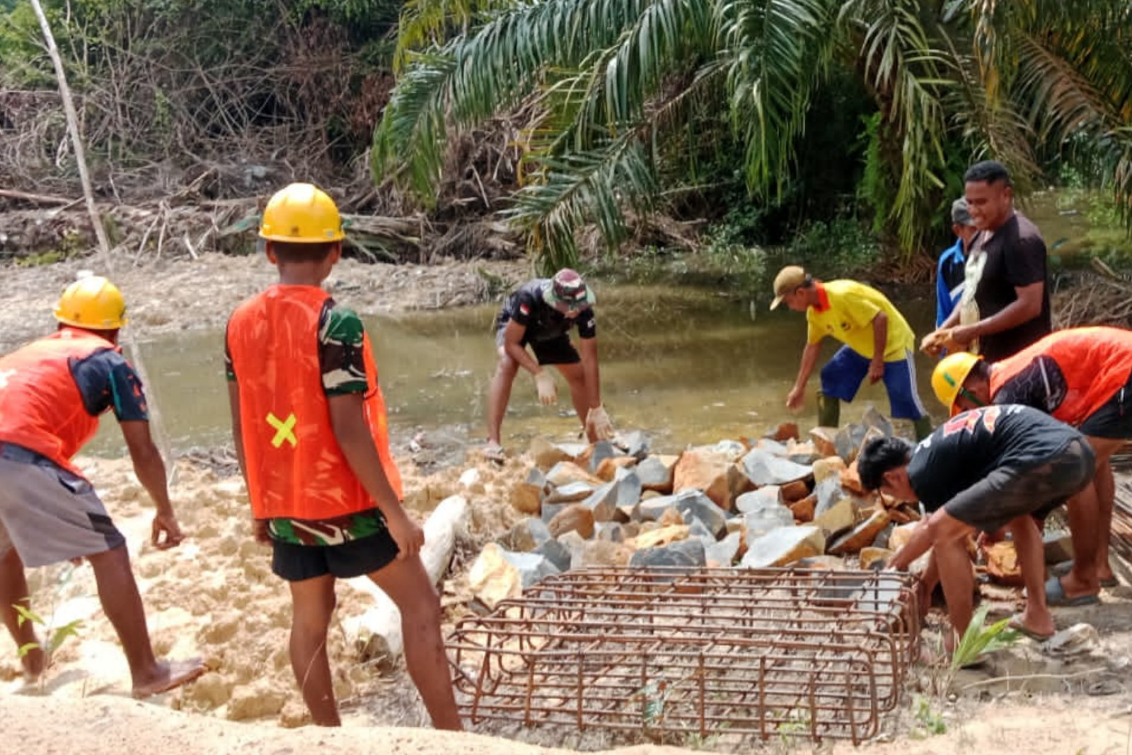 Personel Gabungan Percepat Distribusi Material ke Titik Pancang Jembatan Garuda