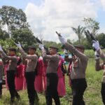 Polres Kotim Gelar Upacara Pemakaman Aiptu Suyanto, Beri Penghormatan Terakhir