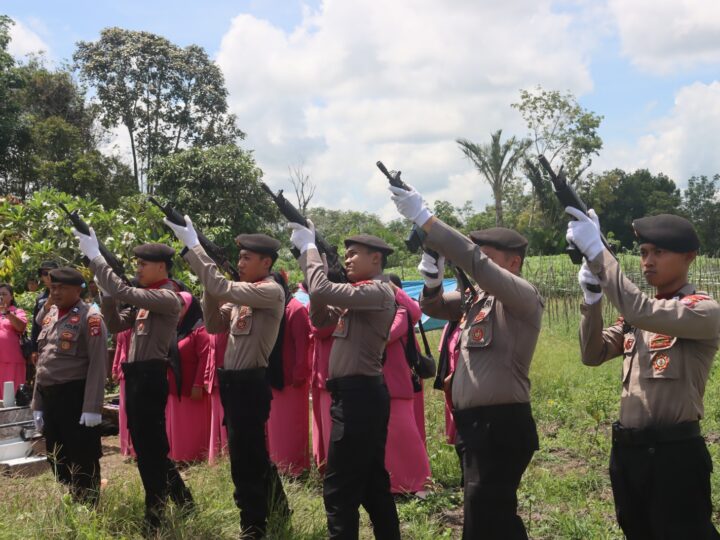 Polres Kotim Gelar Upacara Pemakaman Aiptu Suyanto, Beri Penghormatan Terakhir