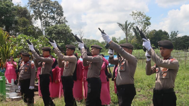 Polres Kotim Gelar Upacara Pemakaman Aiptu Suyanto, Beri Penghormatan Terakhir