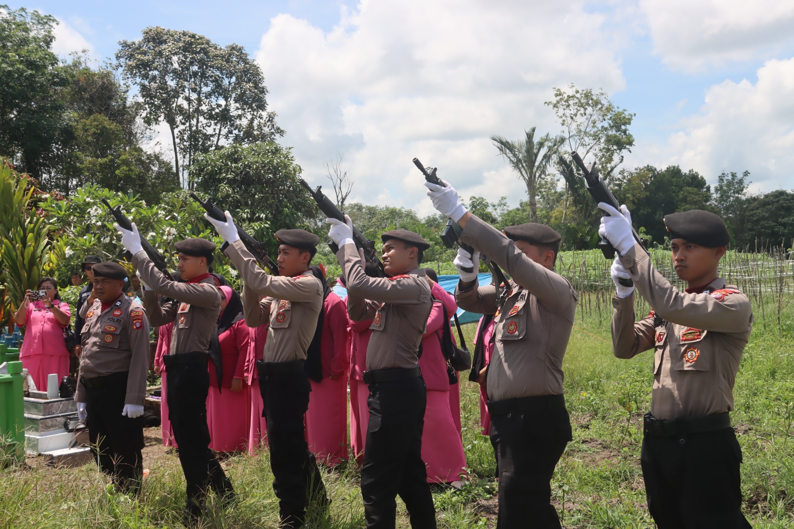 Polres Kotim Gelar Upacara Pemakaman Aiptu Suyanto, Beri Penghormatan Terakhir