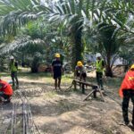 Cuaca Hujan Panas Bukan Hambatan Perangkaian Besi Pembangunan Jembatan Perintis Garuda.