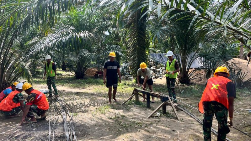 Cuaca Hujan Panas Bukan Hambatan Perangkaian Besi Pembangunan Jembatan Perintis Garuda.