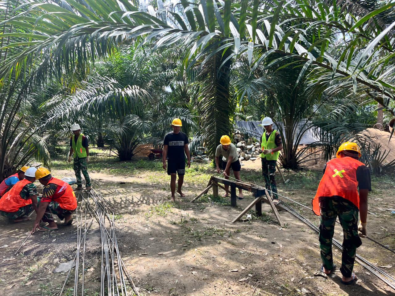 Cuaca Hujan Panas Bukan Hambatan Perangkaian Besi Pembangunan Jembatan Perintis Garuda.